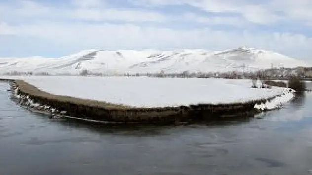 Ardahan Kura Nehri Gecenin  Soğuğun'dan  Dondu