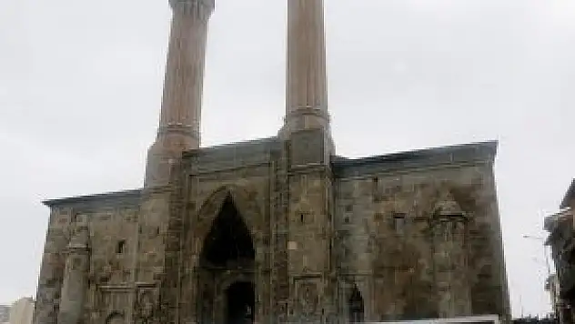 Çifte Minareli Medrese Turistlerin İlgisini Çekiyor
