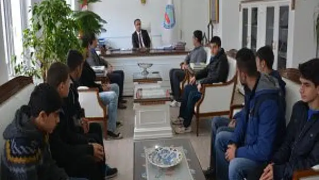 Başarılı sporculardan Kaymakam Erkan'a ziyaret
