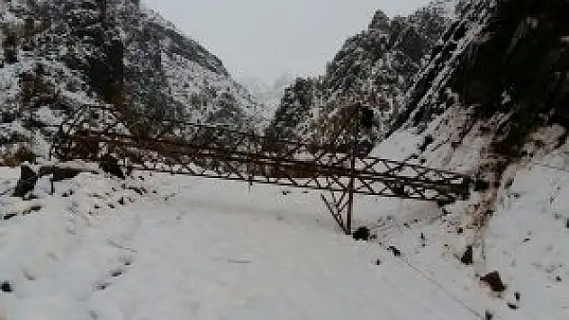 Erzurum'da yağan kar, 12 mahalle bir hafta elektriksiz bıraktı