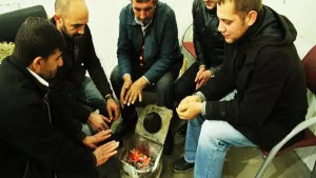 Muş'ta terminal esnafı, köz ateşiyle ısınıyor