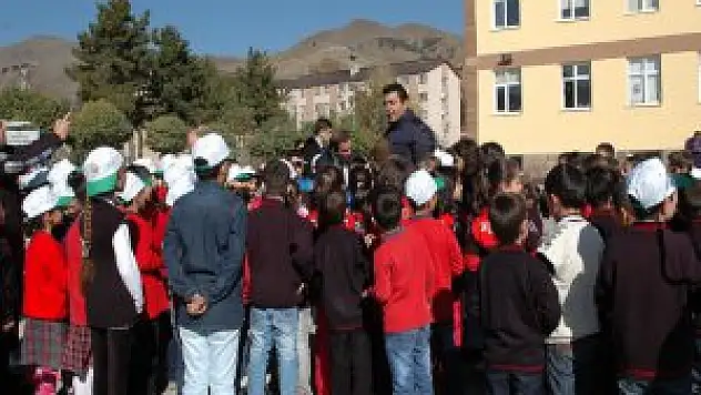 Bitlis'te polis öğrencilerle fidan dikimi yaptılar