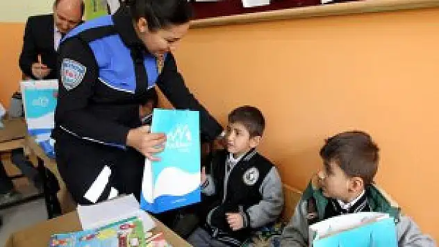 Hakkari polisinden kırtasiye yardımı edildi