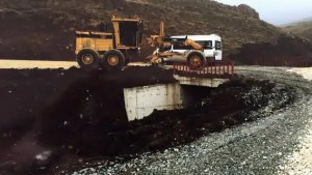 Yüksekova'da yol çalışması büyük bir hızla devam ediyor