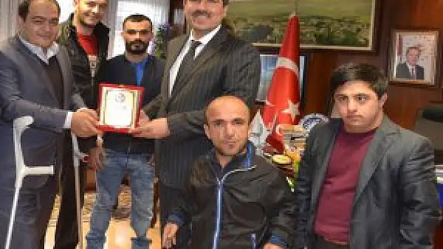 Engelliler Derneği'nden Başkan Asya'yı ziyaret etti