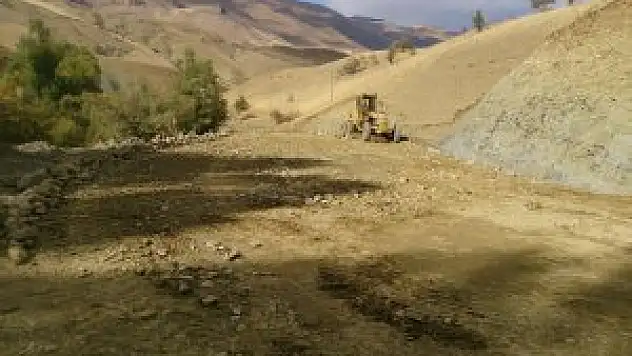 Yüksekova'da yol yapım çalışması devam ediyor