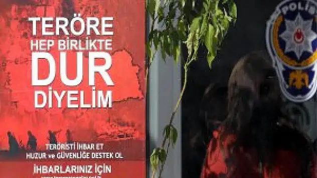 Hakkari'de teröre afişli uyarı yaptı