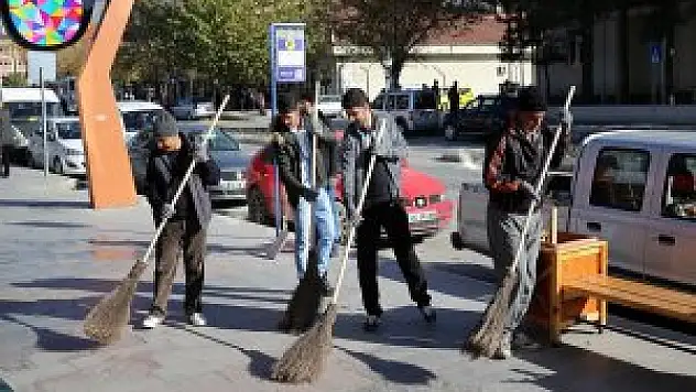Erzincan caddeleri temizledi