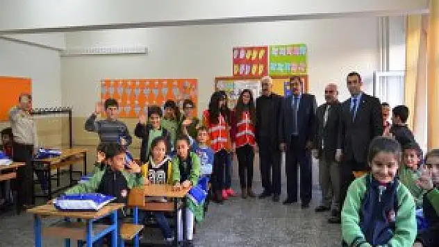 Kızılay Bitlis Şubesi'nden giyim yardımı yaptı