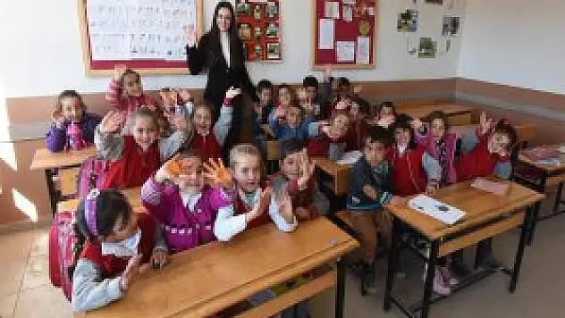 Aynı okulda dededen toruna eğitim devam ediyor