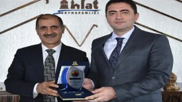 Tekbıyıkoğlu'na plaket verildi