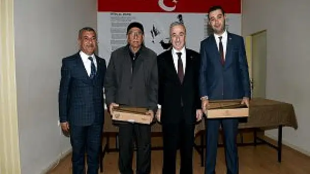Malatyya Akçadağ'da muhtarlara bilgisayar dağıtıldı