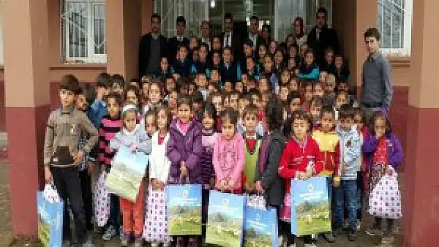 Hakkari Şemdinli'de 320 öğrenciye giyim yardımı yapıldı