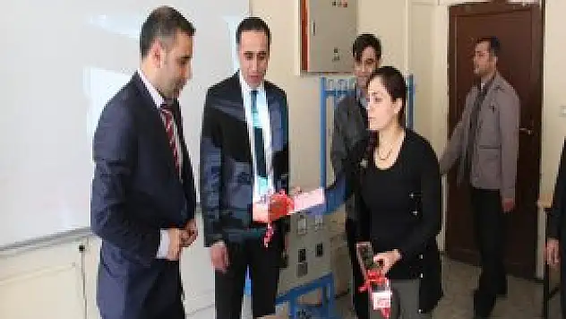 Şemdinli Cumhuriyet Ortaokulu öğretmenleri, 24 Kasım Öğretmenler Günü'nde velilerin sürpriziyle karşılaştı.