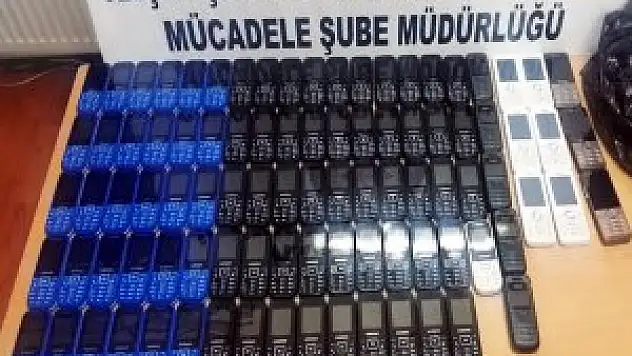 Kars'ta kaçak cep telefonu