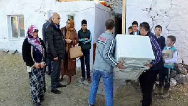 Erzurum'da eşyaları yanan kardeşlere yardım