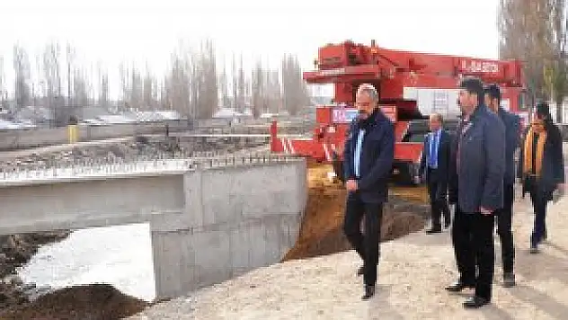 Sırrı Sakık yapımı devam eden köprü çalışmalarını inceledi