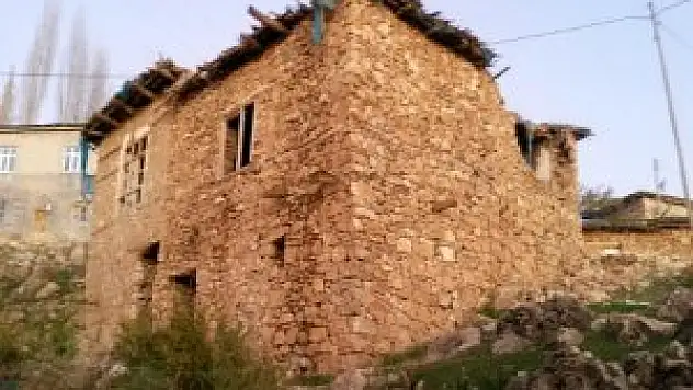 Bitlis'te Evi yıkılan kadın yardım bekliyor