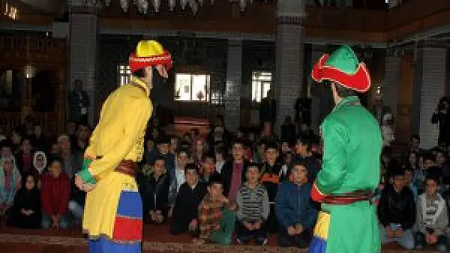 Çocuklara cami sevgisi tiyatrosu yapıldı