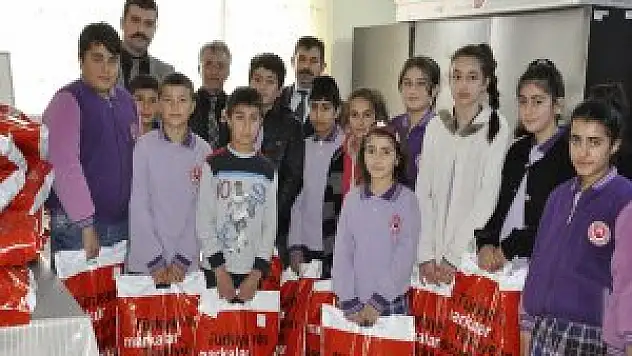 Malatya Arguvan'da öğrencilere giysi yardımı