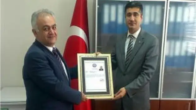 MYO Müdürü Çelik'e başarı belgesi verildi