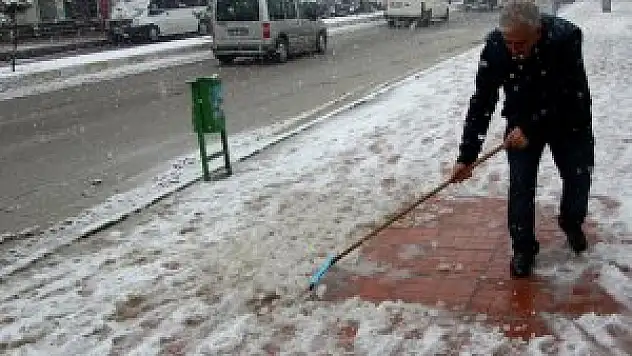 Erciş'te kar yağışı devam ediyor