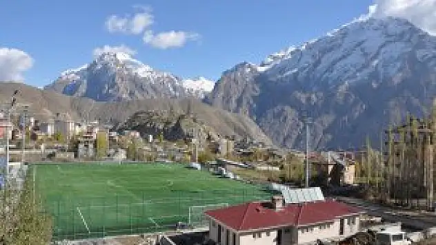 Sentetik futbol sahası hizmete