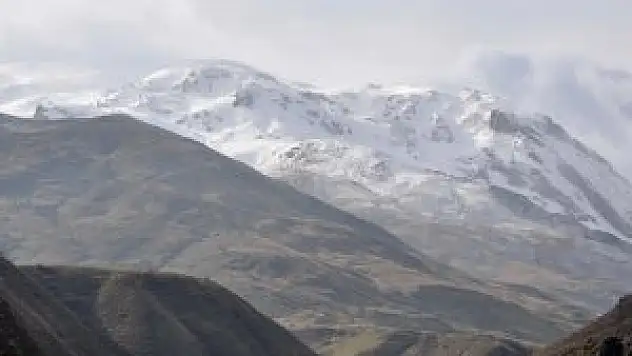 Muş'a yılın ilk karı yağdı