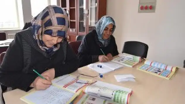 Bitlis'de okuma yazma kursu açıldı
