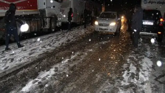 Erzincan-Sivas ve Erzincan-Gümüşhane karayolu ulaşıma kapandı