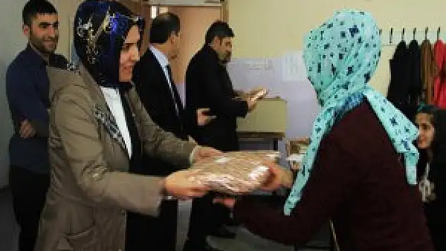Bitlis Belediyesi öğrencilere giysi yardımı