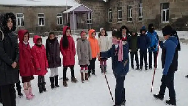 Kars'da öğrenciler engellilerle empati kurdu