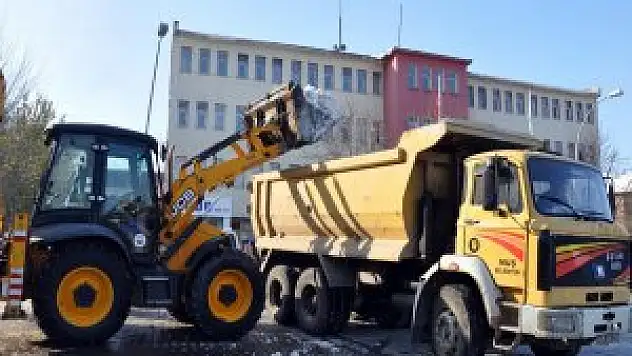 Muş Belediyesi kar taşıma çalışması