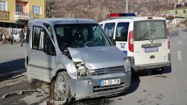 polis aracıyla kamyonet çarpıştı çok sayıda yaralı