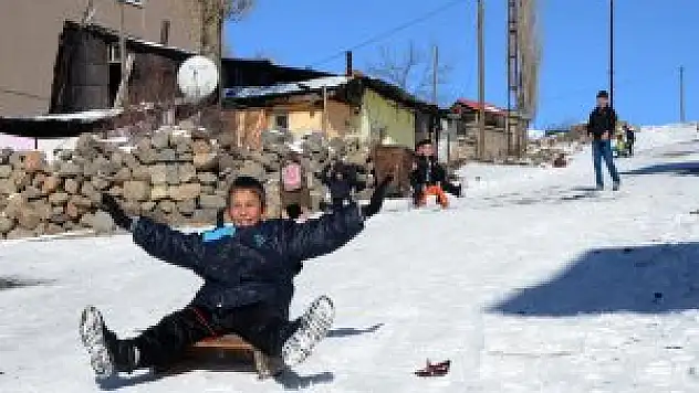 Çocuklar karla mutlu oldular
