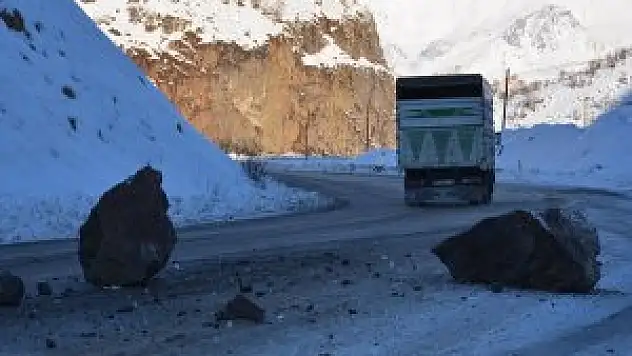Dağdan kopan kaya parçaları yolu kapatı