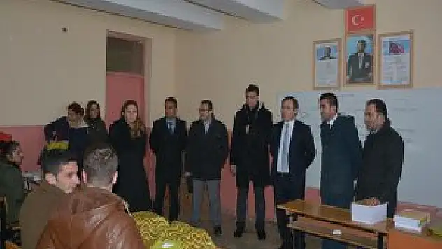 Çatak'ta öğrencilere kitap dağıtı