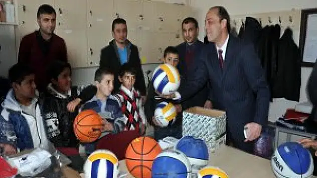 Polisten öğrencilere kırtasiye yardımı