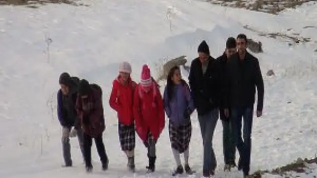 Kağızman'da öğrencilerin zor şartlar'da eğitimi devam ediyor