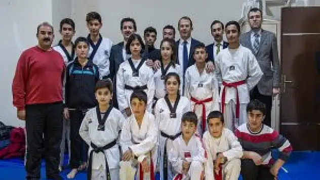 Van'da başarılı sporculara malzeme verildi