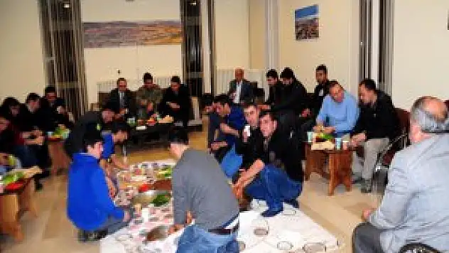 Kaymakam Bölükbaşı gençlerle bir arada