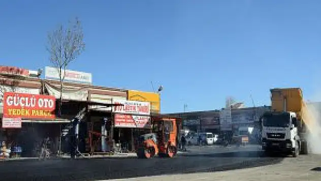 Darende'de oto tamirci dükkanlarının önü asfalt döküldü