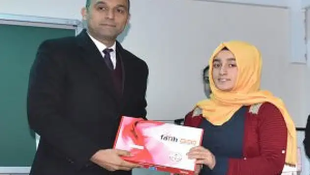 Ahlat'ta öğrencilere tablet verildi