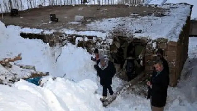 Dağdan kopan kaya parçası evin çatısına düştü