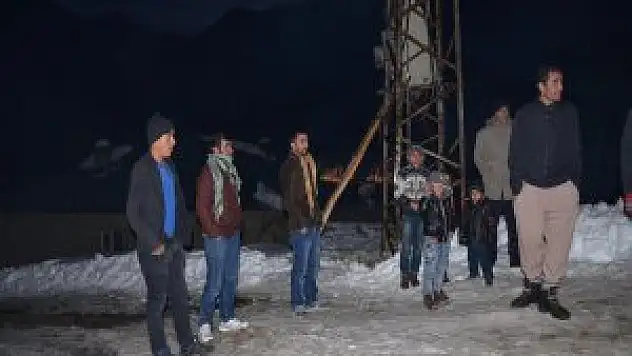 Kar yağışı ve fırtına köyü karanlığa gömdü