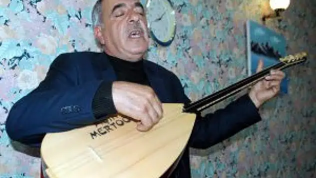Ozanlar Putin'e taşlamalarıyla barış mesajı