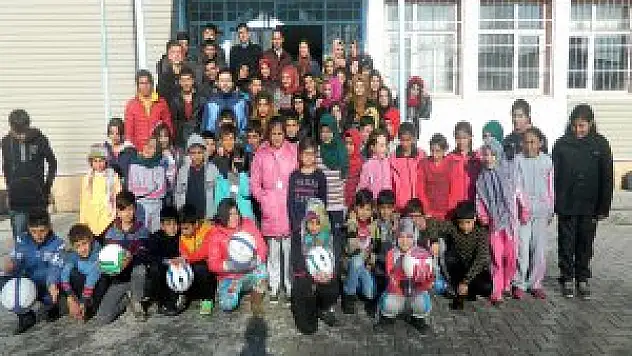 Yüksekokul öğrencilerinden giysi yardımı yapıldı