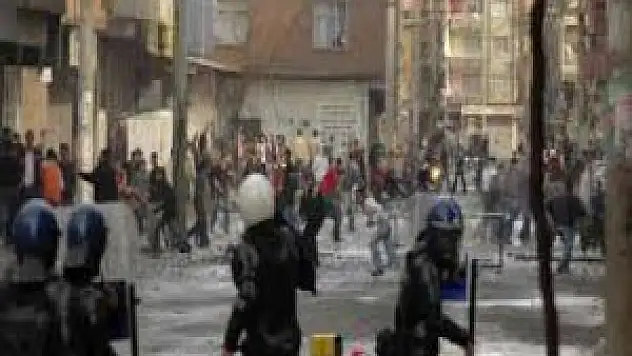 Diyarbakır'da olayların boyutu artmaya başladı 2 kişi ölüdü !