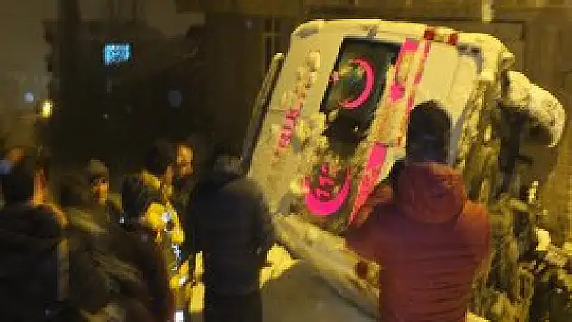 Hasta taşıyan ambulans takla attı