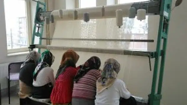 Halı dokuyarak aile ekonomisine katkı sunuyorlar